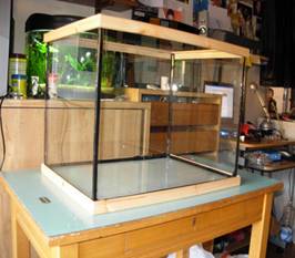 Cornice e base in legno per acquario