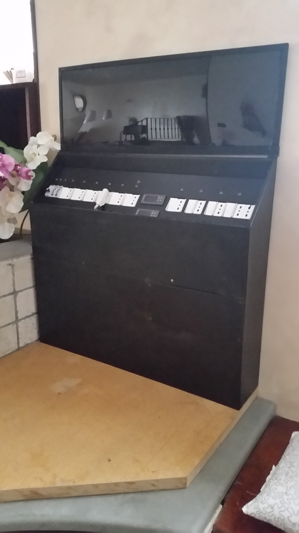 Mobile con impianto elettrico