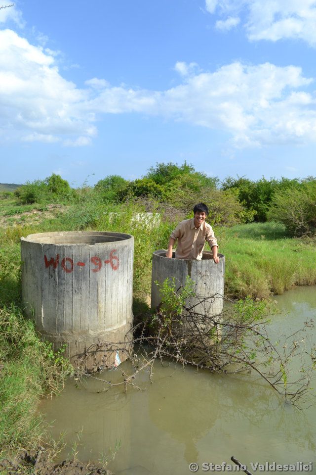 553-arthit-in-matope-collecting-nothobranchius-elongatus-even-inside-this-concrete-tube-imagine-the-level-of-the-water-when-flooding