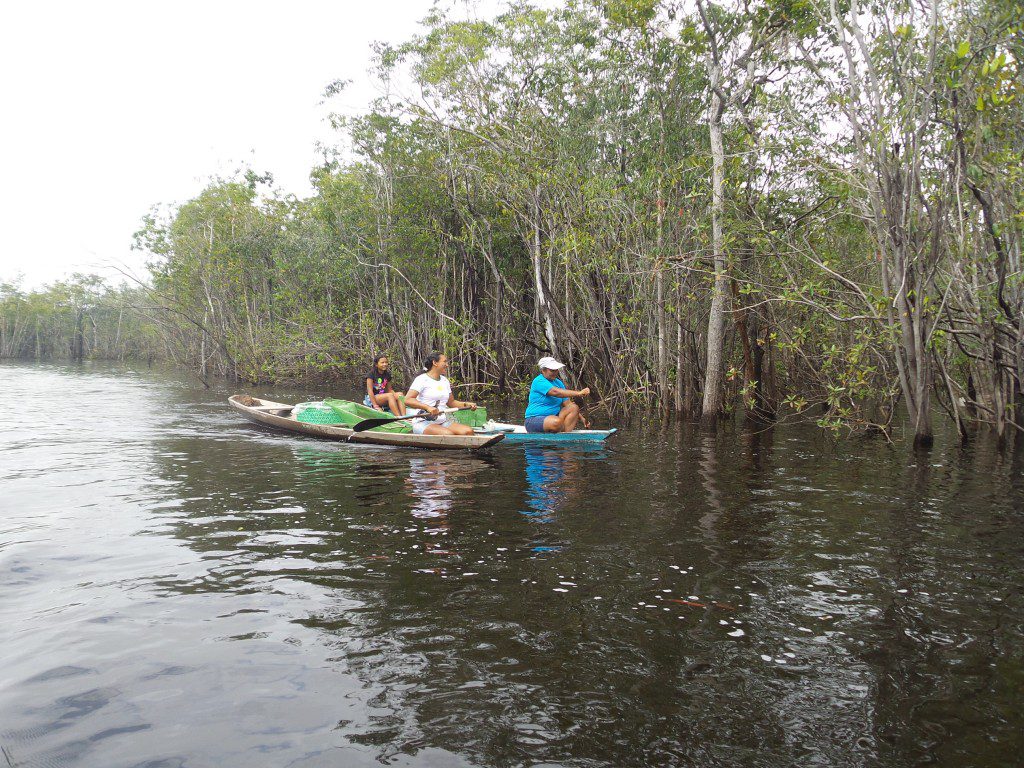 Pesca in canoa sul Rio Negro